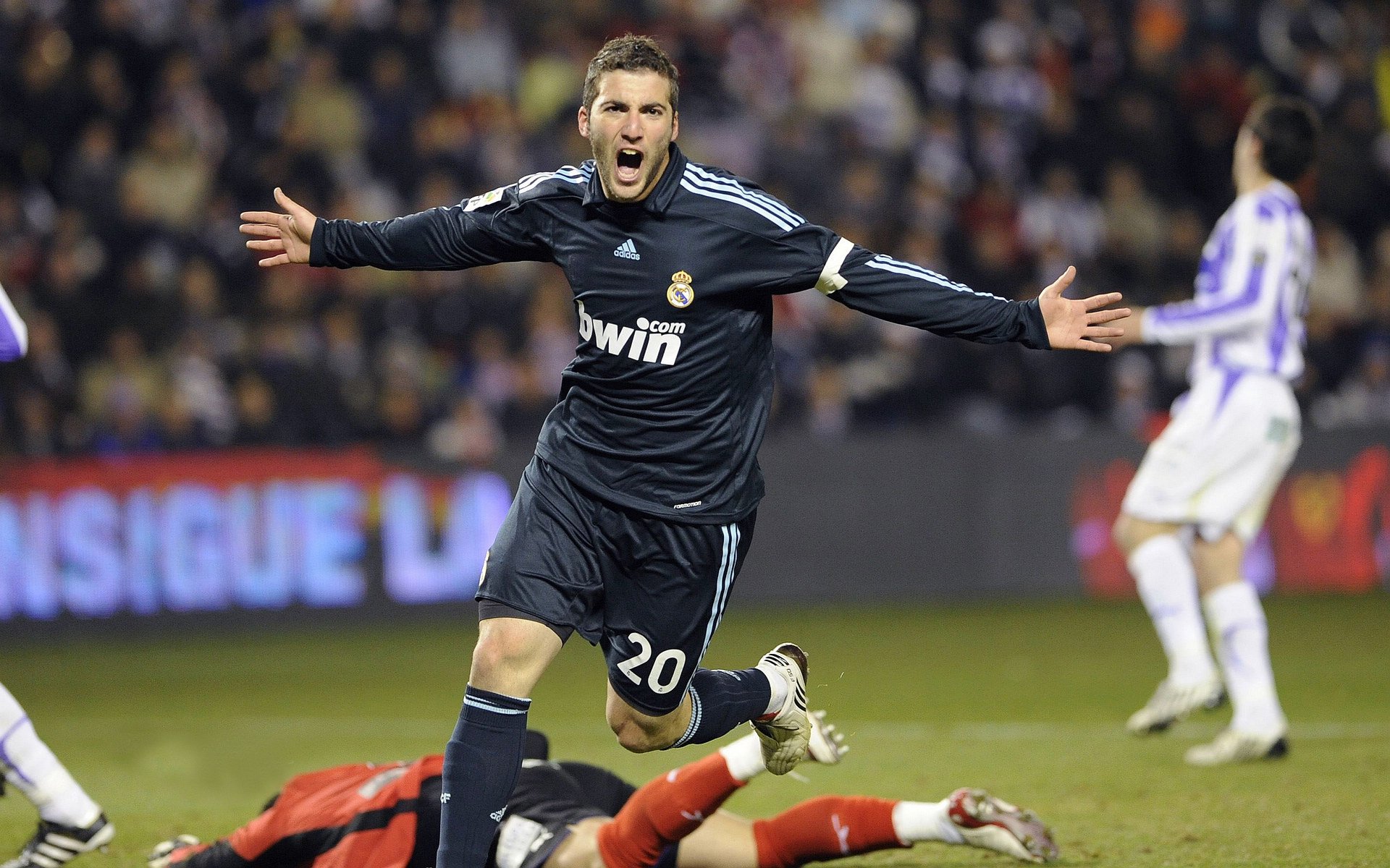 九游体育下载-德甲赛事精彩纷呈，关键扑救有力扭转局面，德甲足球比赛